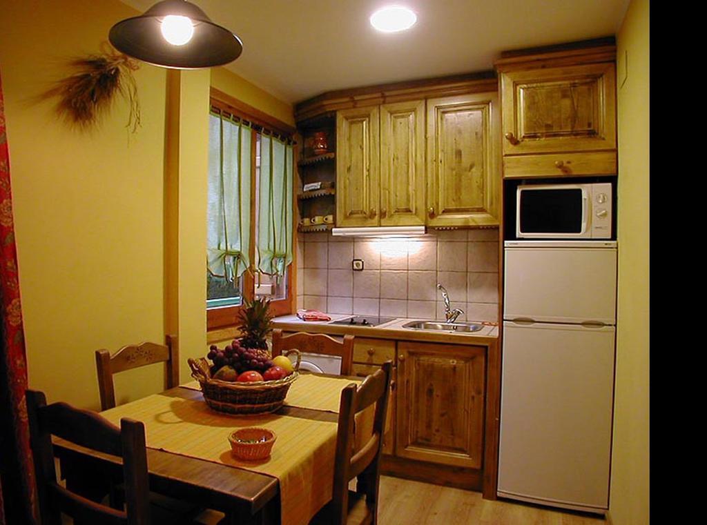 Apartamentos Los Pirineos - Atencion Personal Biescas  Quarto foto